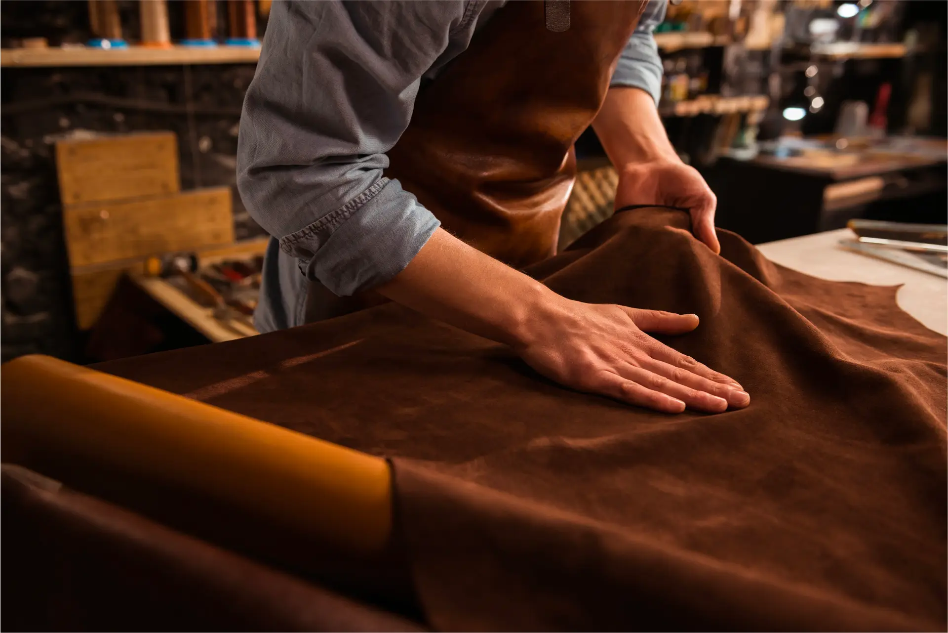 Artesano trabajando una pieza de cuero en el taller de FACALVA